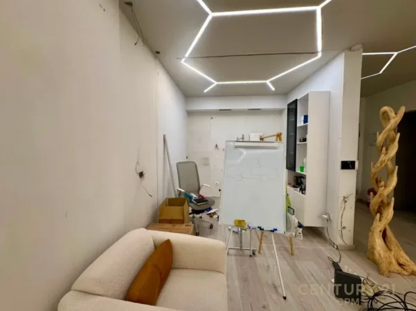 Tirane, jepet me qera zyre Kati 3, 145 m² 2.000 € (Bllok, prane Cioccolatitaliani)