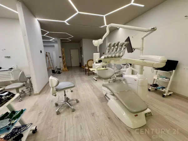 Tirane, jepet me qera zyre Kati 3, 145 m² 2.000 € (Bllok, prane Cioccolatitaliani)