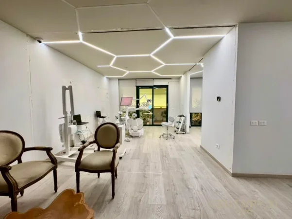 Tirane, jepet me qera zyre Kati 3, 145 m² 2.000 € (Bllok, prane Cioccolatitaliani)