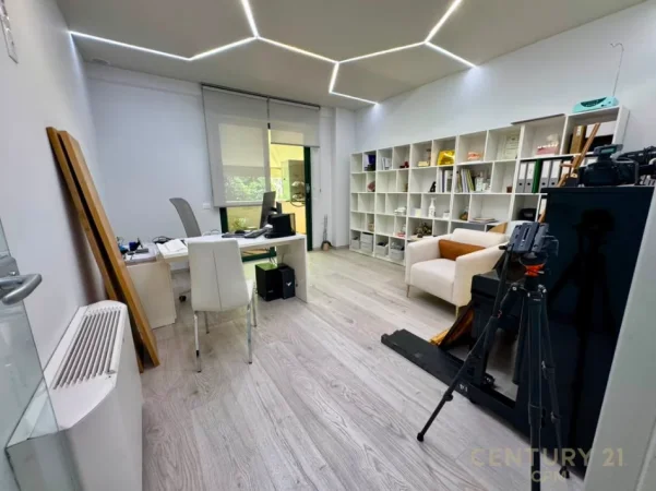 Tirane, jepet me qera zyre Kati 3, 145 m² 2.000 € (Bllok, prane Cioccolatitaliani)