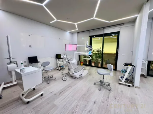 Tirane, jepet me qera zyre Kati 3, 145 m² 2.000 € (Bllok, prane Cioccolatitaliani)