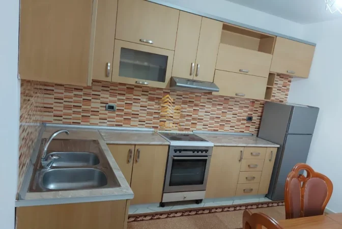 Tirane, jepet me qera apartament 1+1+Ballkon Kati 1, 100 m² 500 € (Rruga Bulevard Zogu I)