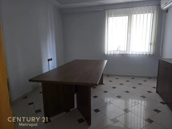 Tirane, jepet me qera zyre Kati 5, 130 m² 1.100 € (Bllok, prane Juveniljas)