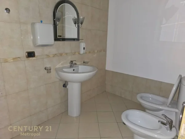 Tirane, jepet me qera zyre Kati 5, 130 m² 1.100 € (Bllok, prane Juveniljas)