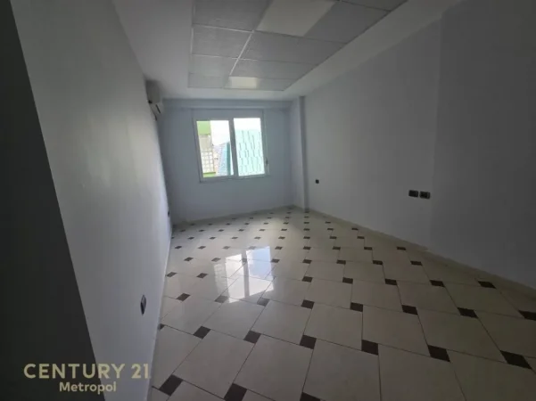 Tirane, jepet me qera zyre Kati 5, 130 m² 1.100 € (Bllok, prane Juveniljas)