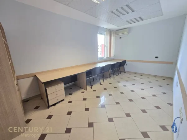 Tirane, jepet me qera zyre Kati 5, 130 m² 1.100 € (Bllok, prane Juveniljas)