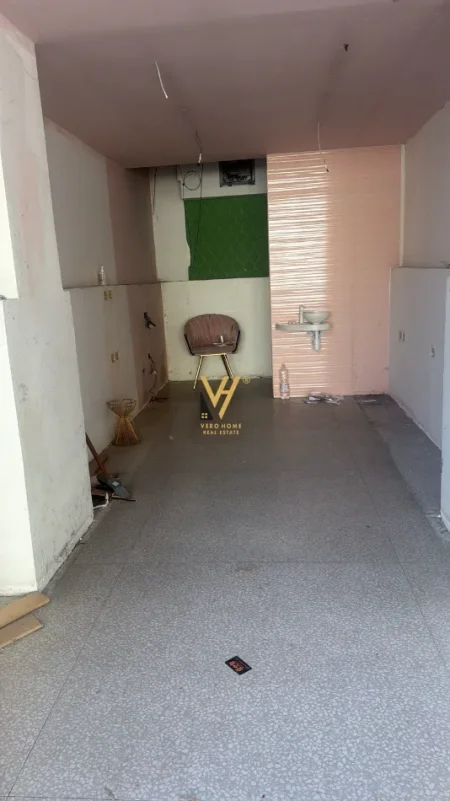 Tirane, jepet me qera dyqan Kati 0, 25 m² 820 € (VASIL SHANTO)