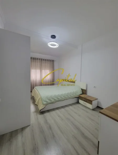 Tirane, jepet me qera apartament 1+1 Kati 4, 70 m² 600 € (OXHAKU)
