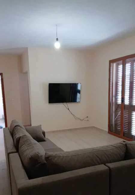 Tirane, jepet me qera apartament 2+1 Kati 1, 95 m² 500 € (Laprakë)
