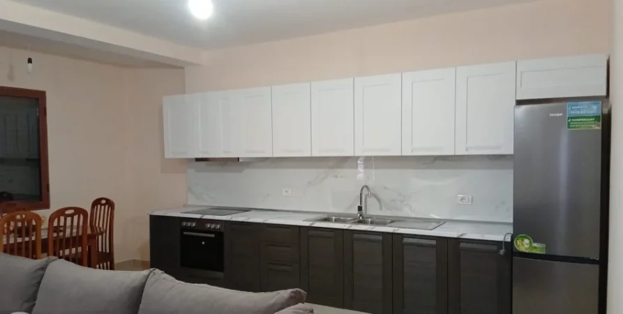 Tirane, jepet me qera apartament 2+1 Kati 1, 95 m² 500 € (Laprakë)