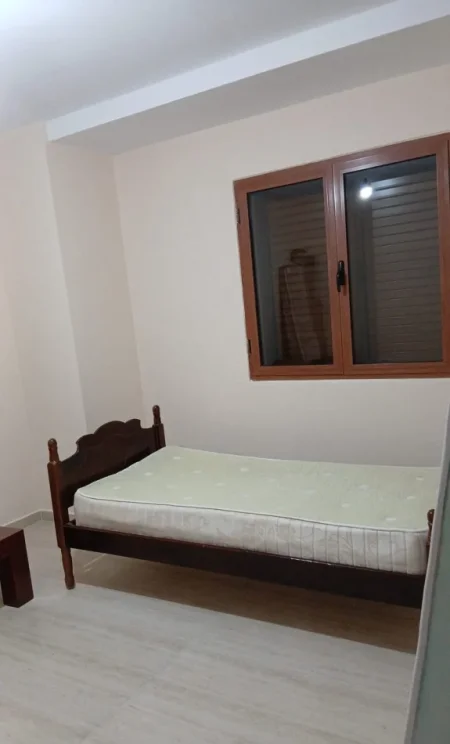 Tirane, jepet me qera apartament 2+1 Kati 1, 95 m² 500 € (Laprakë)