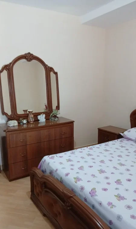 Tirane, jepet me qera apartament 2+1 Kati 1, 95 m² 500 € (Laprakë)
