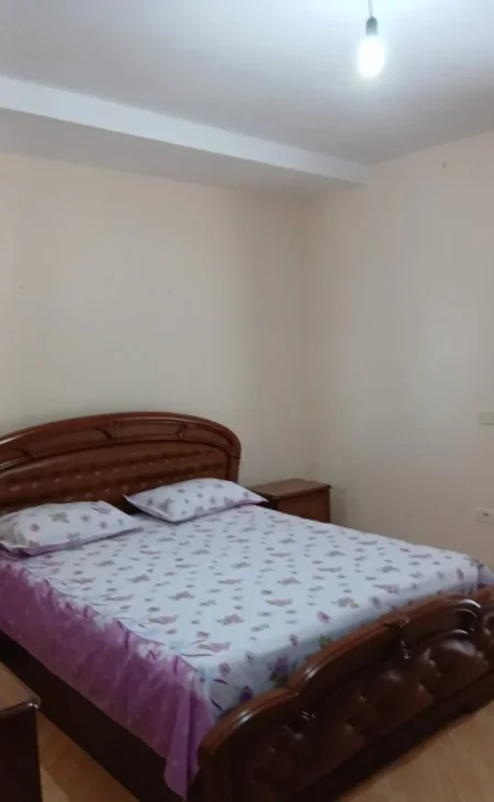 Tirane, jepet me qera apartament 2+1 Kati 1, 95 m² 500 € (Laprakë)