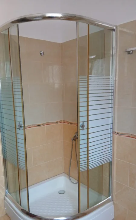 Tirane, jepet me qera apartament 2+1 Kati 1, 95 m² 500 € (Laprakë)
