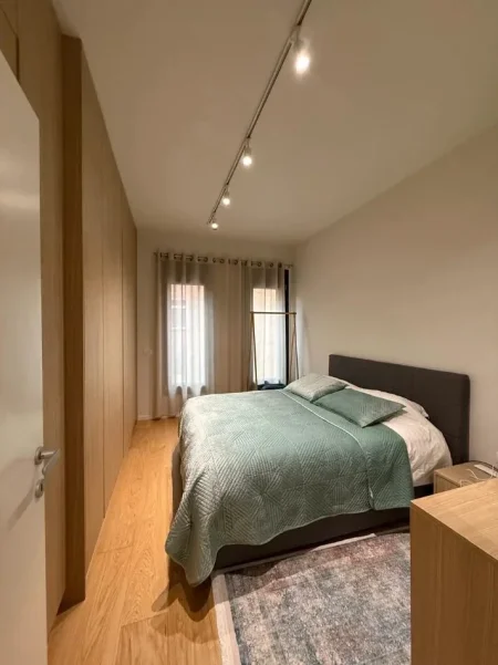 Tirane, jepet me qera apartament 2+1 Kati 2, 95 m² 1.300 € (Rruga e Kosovareve)