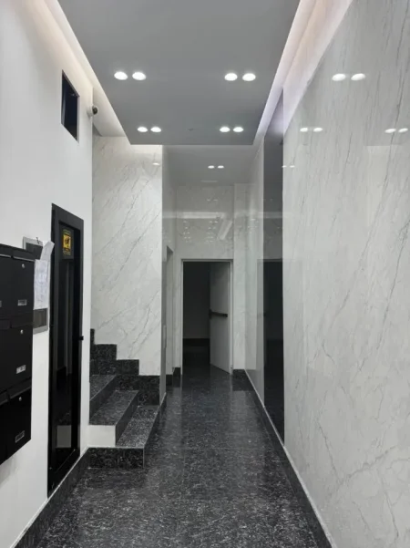 Tirane, jepet me qera apartament 2+1 Kati 2, 95 m² 1.300 € (Rruga e Kosovareve)