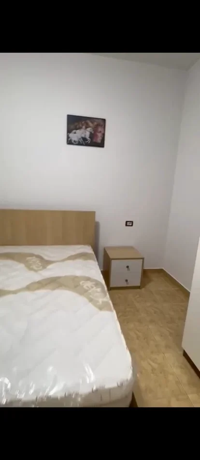 Tirane, jepet me qera Apartament 1+1, Mobilim ,kati 2, Çmimi  45.000 Lekë të Reja, Tek 5 MAJ, Tiranë