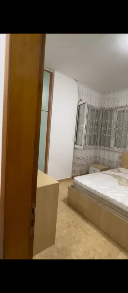 Tirane, jepet me qera Apartament 1+1, Mobilim ,kati 2, Çmimi  45.000 Lekë të Reja, Tek 5 MAJ, Tiranë