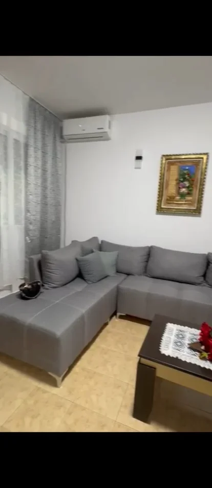 Tirane, Jepet me Qera Apartament 1+1,Mobiluar, Çmimi 45.000 Lekë të Reja, tek 5 Maj, Tiranë.