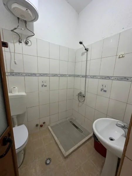 Tirane, jepet me qera apartament 2+1+Ballkon Kati 4, 80 m² 500 € (Rruga e Durresit)
