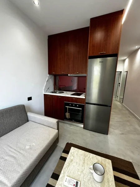 Tirane, jepet me qera garsonier 1+1 Kati 6, 90 m² 1.100 € (SHALLVARET)