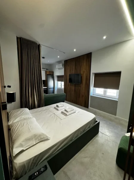 Tirane, jepet me qera garsonier 1+1 Kati 6, 90 m² 1.100 € (SHALLVARET)