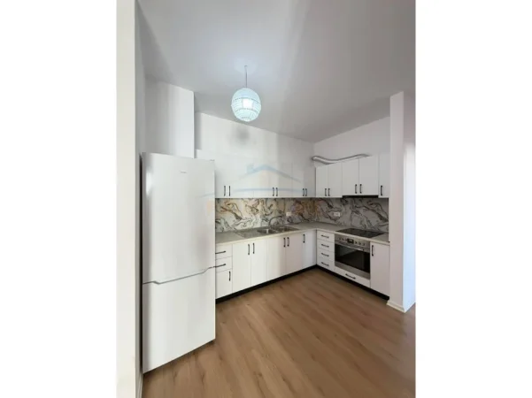 Tirane, jepet me qera apartament 2+1 , 100 m² 600 € (Yzberisht)