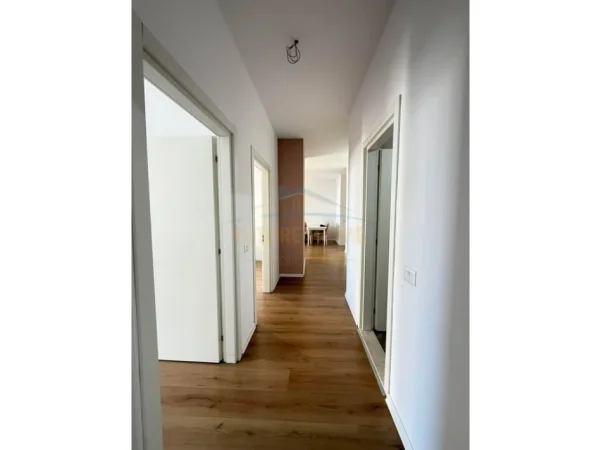 Tirane, jepet me qera apartament 2+1 , 100 m² 600 € (Yzberisht)