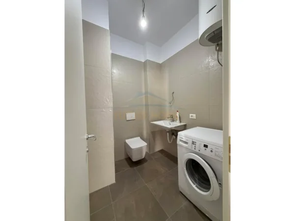 Tirane, jepet me qera apartament 2+1 , 100 m² 600 € (Yzberisht)