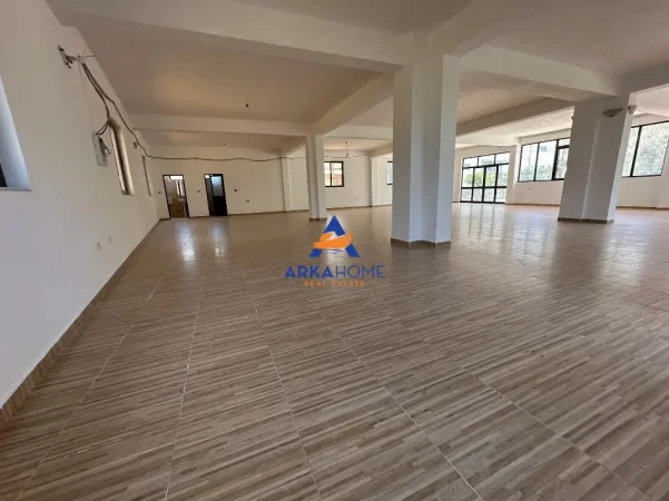 Tirane, jepet me qera ambjent biznesi Kati 0, 220 m² 1.000 € 