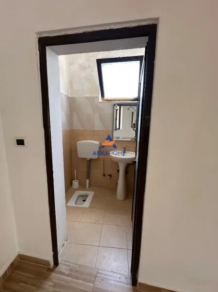 Tirane, jepet me qera ambjent biznesi Kati 0, 220 m² 1.000 € 