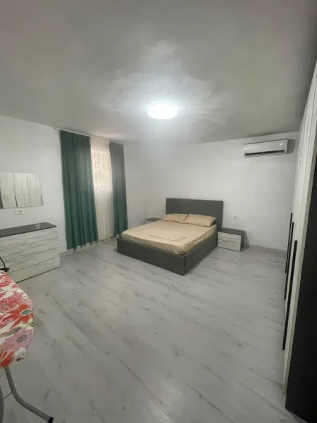 Tirane, jepet me qera apartament 2+1+Aneks+Ballkon Kati 2, 950 € (ish blloku)