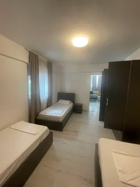 Tirane, jepet me qera apartament 2+1+Aneks+Ballkon Kati 2, 950 € (sheshi willson)