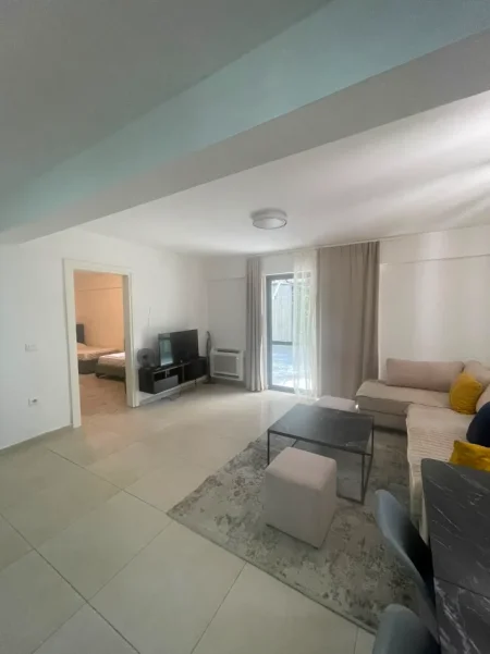 Tirane, jepet me qera apartament 2+1+Aneks+Ballkon Kati 2, 950 € (liqeni artificial)