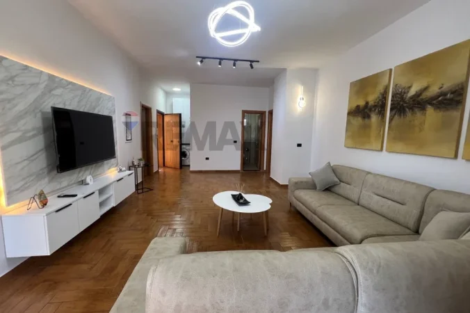 Vlore, jepet me qera apartament 2+1+Ballkon Kati 2, 110 m² 500 € (Rruga Fejzo Mema, Vlore)