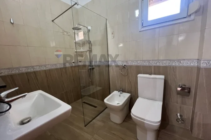 Vlore, jepet me qera apartament 2+1+Ballkon Kati 2, 110 m² 500 € (Rruga Fejzo Mema, Vlore)