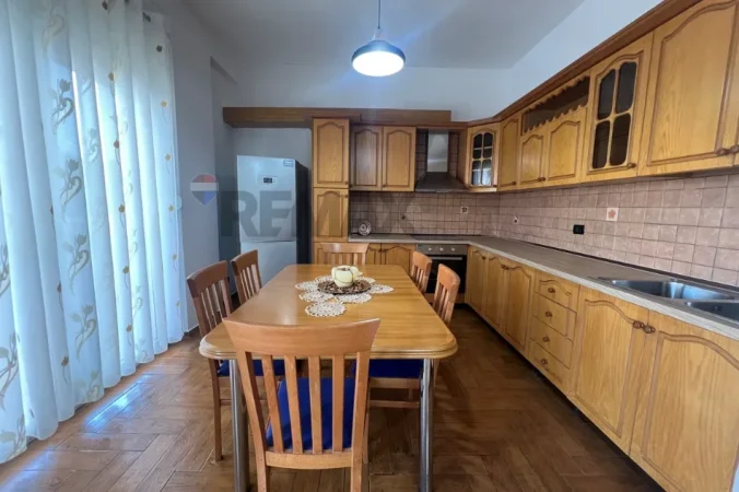 Vlore, jepet me qera apartament 2+1+Ballkon Kati 2, 110 m² 500 € (Rruga Fejzo Mema, Vlore)