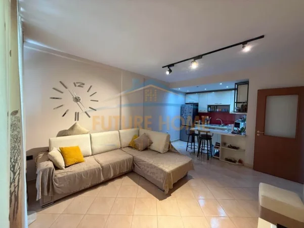 Tirane, jepet me qera apartament 1+1 Kati 7, 71 m² 450 € (Unaza e Re)