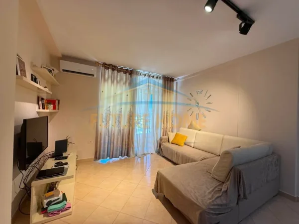 Tirane, jepet me qera apartament 1+1 Kati 7, 71 m² 450 € (Unaza e Re)