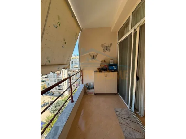 Tirane, jepet me qera apartament 1+1 Kati 7, 71 m² 450 € (Unaza e Re)