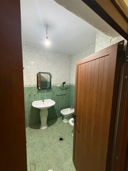 Tirane, jepet me qera apartament 2+1 Kati 5, 100 m² 750 € (KOMUNA E PARISIT)