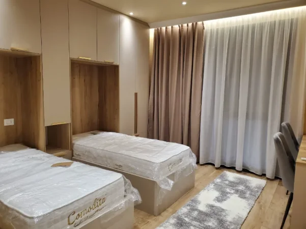 Tirane, jepet me qera apartament 2+1+Ballkon Kati 2, 120 m² 1.500 € (Liqeni i Thate)