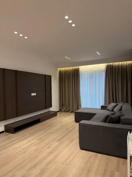 Tirane, jepet me qera apartament 2+1 Kati 3, 140 m² 2.800 € (LION PARK 1)