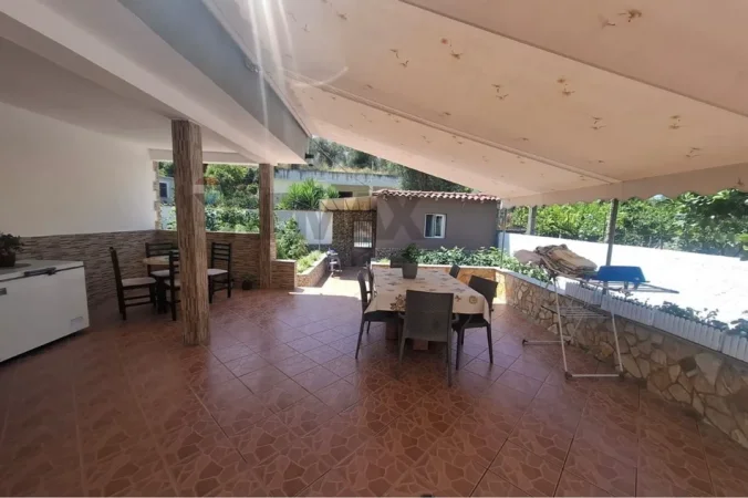 Vlore - Lungomare, jepet me qera shtepi 2+1+Ballkon Kati 1, 250 m² 500 € (Rruga Murat Terbaci, Vlore)