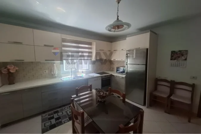 Vlore - Lungomare, jepet me qera shtepi 2+1+Ballkon Kati 1, 250 m² 500 € (Rruga Murat Terbaci, Vlore)