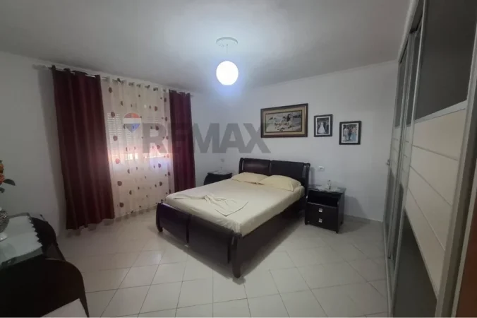 Vlore - Lungomare, jepet me qera shtepi 2+1+Ballkon Kati 1, 250 m² 500 € (Rruga Murat Terbaci, Vlore)
