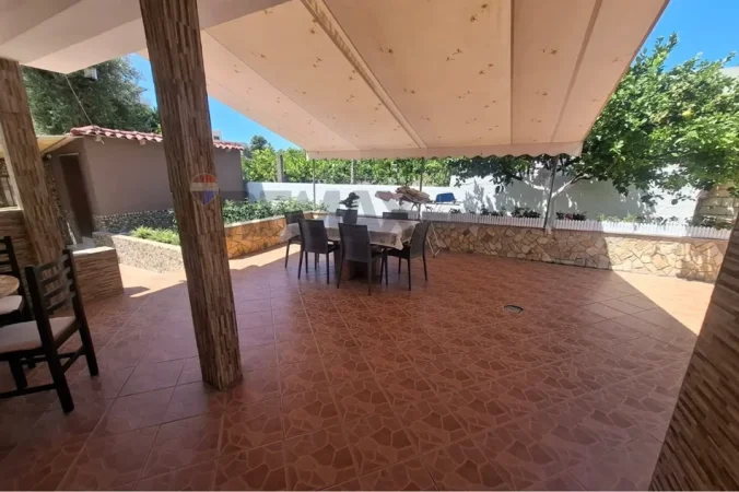 Vlore - Lungomare, jepet me qera shtepi 2+1+Ballkon Kati 1, 250 m² 500 € (Rruga Murat Terbaci, Vlore)