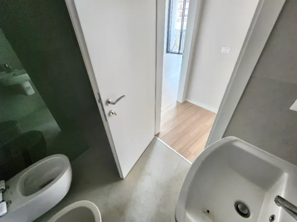 Me Qera: 💻Super zyrë 📍Lake View, te  Liqeni Tiranës (128m2) - 3 amb. pune, 2wc, verandë & GARAZH🚗  || me super Pamje nga Liqeni | 1,500 Euro/Muaj