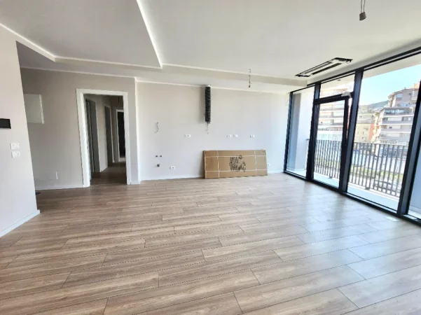 Me Qera: 💻Super zyrë 📍Lake View, te  Liqeni Tiranës (128m2) - 3 amb. pune, 2wc, verandë & GARAZH🚗  || me super Pamje nga Liqeni | 1,500 Euro/Muaj