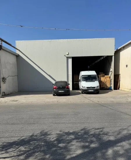 Tirane, jepet me qera ambjent biznesi Kati 1, 250 m² 1.150 € (Rruga Petrit Radovicka)